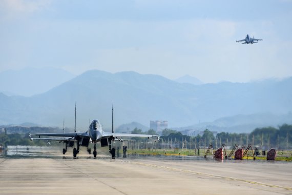 [난징=신화/뉴시스] 4일(현지시간) 중국 인민해방군 전투기가 대만 인근에서 군사훈련을 하기 위해 이륙하고 있다. 2022.08.06.