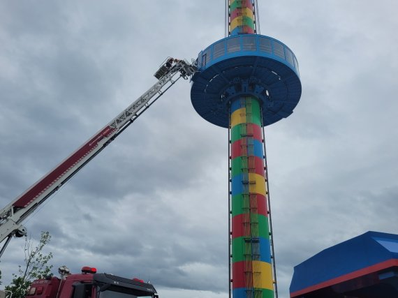 지난달 21일 오후 1시 13분쯤 강원 춘천에 위치한 레고랜드 '타워전망대' 놀이기구가 멈추는 사고가 발생해 소방당국이 탑승객을 구조하고 있다. 뉴스1