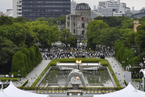 일본 히로시마현 히로시마시의 평화기념공원에서 6일 히로시마 원자폭탄 투하 77주년 기념식이 진행되고 있다.AP연합뉴스