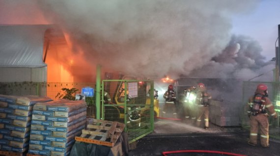 지난 5일 오후 7시 44분께 충남 논산시 은진면의 한 철물점에서 불이 나 건물 1개동을 모두 태우고 39분 만에 꺼졌다.(논산소방서 제공) ⓒ 뉴스1