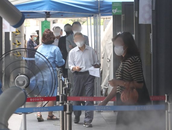 서울 용산구보건소 선별진료소를 찾은 시민들이 검사 대기를 하고 있다./뉴스1 ⓒ News1 이성철 기자