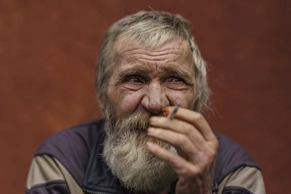 [크라마토르스크=AP/뉴시스] 2일(현지시간) 우크라이나 도네츠크주 크라마토르스크에서 볼로디미르(65)라는 남성이 러시아군의 포격으로 파괴된 자기 아파트 밖에서 담배를 피우고 있다. 정부는 주민들에게 대피할 것을 권유하고 있지만 볼로디미르와 같은 일부 주민들은 더는 갈 곳이 없다며 이를 거부하고 있다. 2022.08.03.