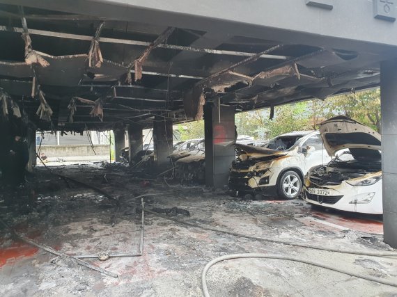 6일 오전 11시 39분께 충남 천안시 동남구 신부동의 한 다세대 주택에서 불이 나 주민들이 긴급 대피했다.ⓒ 뉴스1