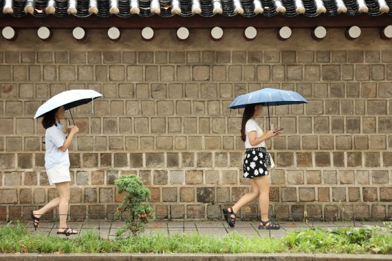 2일 서울 종로구 경복궁 인근에서 시민들이 우산을 쓴 채 걷고 있다. 2022.8.2/뉴스1 ⓒ News1 조태형 기자