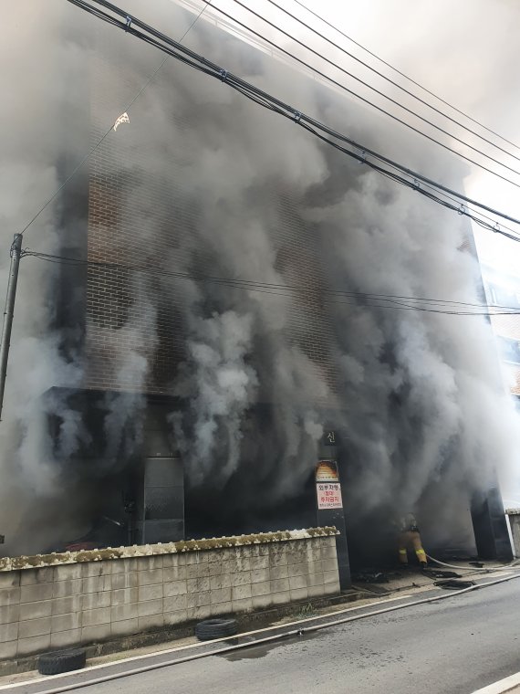 6일 오전 11시 37분께 충남 천안시 동남구 신부동의 한 다세대 주택에서 불이 나 주민 20여 명이 연기를 흡입해 치료를 받고 있다. (천안동남소방서 제공)ⓒ 뉴스1