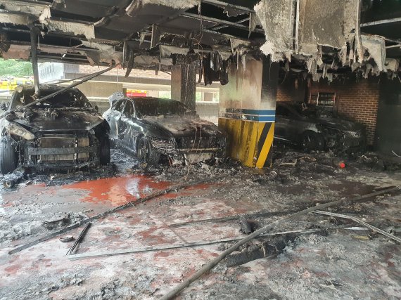 6일 오전 11시 37분께 충남 천안시 동남구 신부동의 한 다세대 주택에서 불이 나 주차된 차량 12대가 불에 탔다.(천안동남소방서 제공)ⓒ 뉴스1