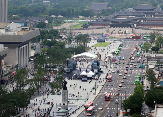 서울 광화문광장이 개장한 6일 시민들이 시민들이 광장을 걸으며 주말을 만끽하고 있다. /사진=뉴스1화상