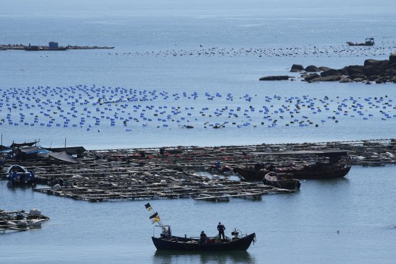 [AP/뉴시스 자료사진]중국 남부 푸젠성에서 대만에 가장 가까운 지점인 핑탄현 앞바다에서 5일 보트 한 척이 작업하고 있다. 2022.8.5.