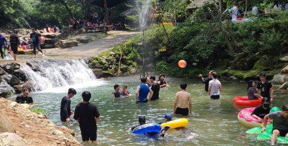 6일 오전 전북 완주 동상계곡에서 시민들이 물놀이를 즐기고 있다.2022.8.6/ⓒ 뉴스1