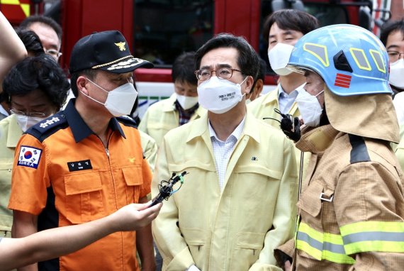 6일 이천 관고동 학산빌딩 화재 현장을 찾은 김동연 경기도지사. ⓒ 뉴스1