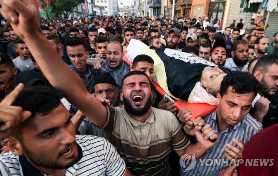 이스라엘 공습 규탄하는 팔레스타인인들 TOPSHOT - Palestinian mourners carry the body of Islamic Jihad commander Taysir al-Jabari, killed earlier in an Israeli air strike, during his funeral in Gaza City on August 5, 2022. - The senior militant was among more than 15 people killed in Israeli air strikes on the Gaza St