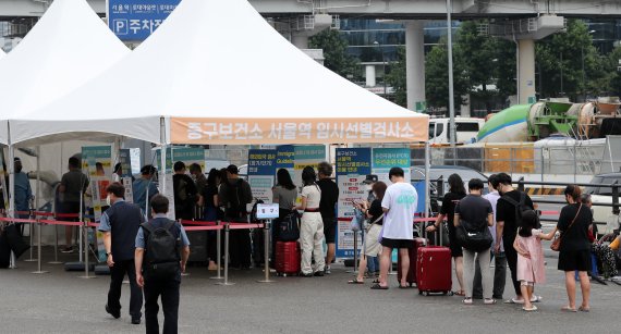 6일 오후 서울역 광장에 설치된 신종 코로나바이러스 감염증(코로나19) 선별진료소에서 시민들이 검사를 위해 대기하고 있다. 2022.8.6/뉴스1 ⓒ News1 구윤성 기자