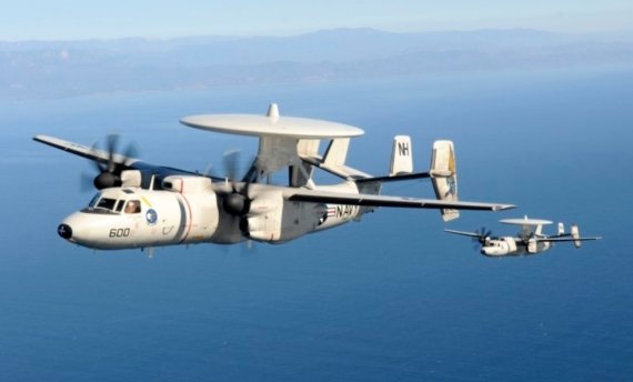 E-2C 호크아이(Hawkeye). E-2 호크아이는 레이더로 항공모함에서 멀리 떨어져 있는 적기나 수평선 너머에서 저공 비행하며 날아드는 적기를 사전에 탐지하는 목적으로 설계됐다. 수백Km 밖의 적기를 탐지해 아군에게 알려주는 임무를 수행하고 직접 싸우기 위한 무기는 전혀 갖추고 있지 않다. E-2 호크아이는 E-2A, E-2B, E-2C, E-2D 등이 있으나 기본적인 외형은 거의 같고 내부의 레이더나 기타 전자장비만 업그레이드해 성능을 보완했다. A에서 D로 갈수록 더 나중에 나온 버전으로 성능 역시 대폭 향상됐다. 사진=미 