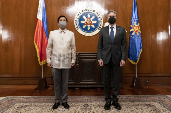 [마닐라=AP/뉴시스]필리핀을 방문한 니 블링컨 미국 국무장관(오른쪽)이 6일 마닐라 대통령궁에서 페르디난드 마르코스 대통령과 만나 기념 촬영을 하고 있다. 2022.08.06.