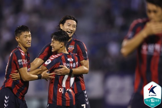 수원FC가 수원 삼성을 4-2로 이겼다.(한국프로축구연맹 제공)ⓒ 뉴스1