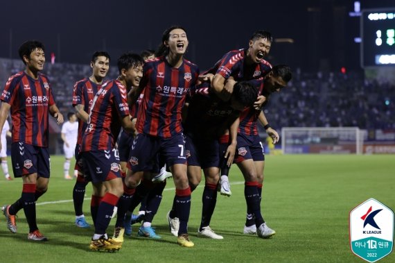 수원FC가 수원 삼성을 4-2로 이겼다.(한국프로축구연맹 제공)ⓒ 뉴스1