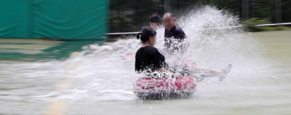 연일 무더위가 기승을 부리고 있는 여름 전북 장수군 와룡자연휴양림을 찾은 휴양객들이 물썰매를 타며 더위를 식히고 있다. 2022.7.29/뉴스1 ⓒ News1 유경석 기자