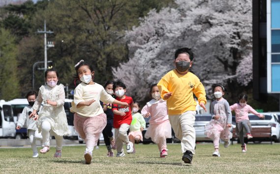 어린이집 아이들이 힘차게 달리고 있는 모습. ⓒ News1 김영운 기자