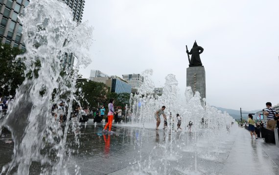 서울 광화문광장이 개장한 6일 어린이들이 이순신 장군 동상 앞 명량분수대에서 더위를 식히고 있다. 2022.8.6/뉴스1 ⓒ News1 이동해 기자
