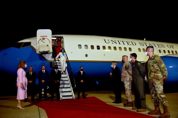 낸시 펠로시 미국 연방하원의장이 지난 3일 경기 평택시에 위치한 오산 미 공군기지를 통해 입국하고 있다(주한미국대사관 트위터 캡처) 2022.8.4/뉴스1
