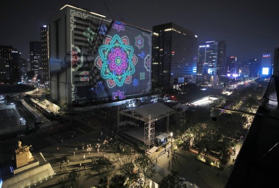 6일 서울 광화문광장 재개장을 기념하는 '광화문광장 빛모락' 행사에서 미디어파사드 공연이 펼쳐지고 있다. 2022.8.6/뉴스1 ⓒ News1 구윤성 기자