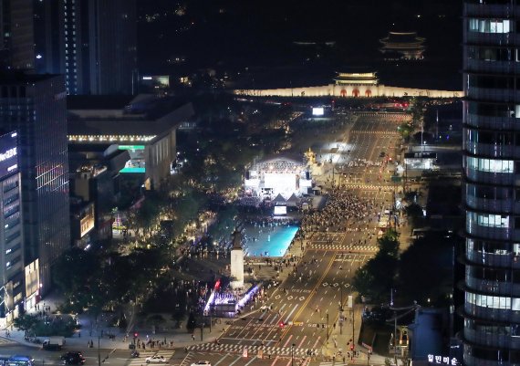 6일 서울 광화문광장 재개장을 기념하는 '광화문광장 빛모락' 행사에서 시민들이 축하공연을 즐기고 있다. (공동취재) 2022.8.6/뉴스1 ⓒ News1 구윤성 기자