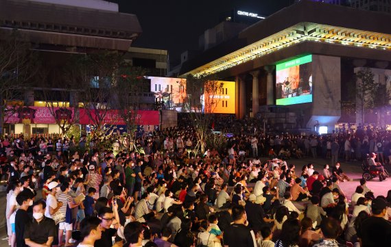 6일 서울 광화문광장 재개장을 기념하는 '광화문광장 빛모락' 행사에서 시민들이 축하공연을 즐기고 있다. (공동취재) 2022.8.6/뉴스1 ⓒ News1 구윤성 기자