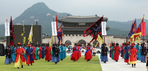 6일 오전 서울 종로구 광화문 앞 삼거리도로 일대에서 광장 재개장을 맞아 수문장 순라의식이 진행되고 있다. '순라'(巡邏)는 조선시대에 도둑이나 화재 따위를 예방하기 위해 밤에 궁중과 도성 둘레를 순시하던 순찰제도로 오는 14일까지 휴궁일인 화요일(9일)과 비 오는 날을 제외하고 열릴 예정이다. 2022.8.6/뉴스1 ⓒ News1 이동해 기자