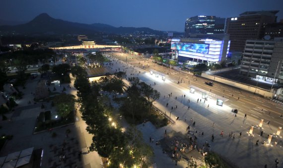 6일 재개장한 서울 광화문광장에서 시민들이 광장을 거닐고 있다. 2022.8.6/뉴스1 ⓒ News1 구윤성 기자