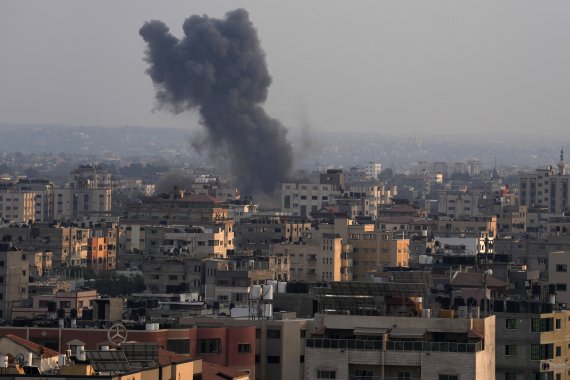 [ 가자시티= AP/뉴시스] 이스라엘군의 공습으로 6일(현지시간) 폭파된 가자 시티의 한 아파트에서 검은 연기가 솟아 오르고 있다. 이 공격으로 어린이를 포함한 24명이 목숨을 잃었다.