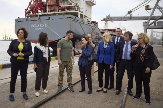 [오데사=AP/뉴시스] 볼로디미르 젤렌스키(왼쪽 세 번째) 우크라이나 대통령이 29일(현지시간) 오데사의 초르노모르스크 항구에서 튀르키예 선박에 곡물 선적하는 것을 둘러보며 각국 대사 및 유엔 관계자들과 얘기를 나누고 있다. 2022.07.30.