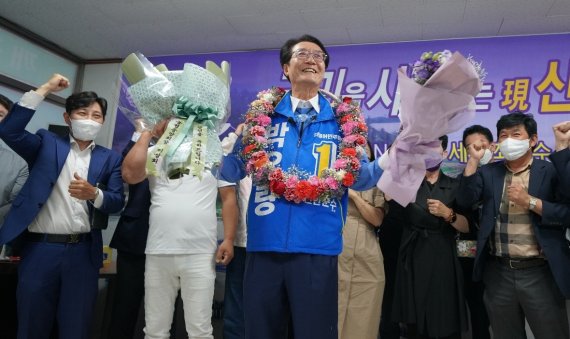박우량 신안군수 후보가 6.1 지방선거에서 당선이 확정된 후 지지자들과 함께 기뻐하고 있다.그동안 단 한차례도 재난지원금을 지급하지 않았던 신안군은 8월에 처음으로 주민 1인당 10만원의 재난지원금을 지급한다. /뉴스1