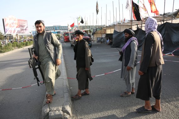 [ 카불( 아프가니스탄)= 신화/뉴시스]아프가니스탄 카불에서 6일(현지시간) 시내 서부의 폭발지역을 순찰하는 보안군들. 이곳에서는 전날 5일에 이어 이날에도 IS의 폭탄테러로 2명이 죽고 22명의 부상자가 발생했다.