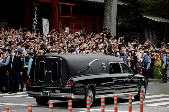 12일 (현지시간) 아베 신조 전 일본 총리의 운구차가 도쿄에 있는 사찰인 '조조지'에서 가족장을 치른 뒤 떠나고 있다. ⓒ 로이터=뉴스1 ⓒ News1 우동명 기자