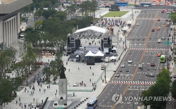 광화문광장이 6일 재개장했다. 광화문 앞 한쪽 차도를 없애면서 광화문광장 전체 면적이 2배 넓어졌으며, 5000그루 나무 등을 식재해 전체 녹지공간도 3배 이상 넓어지는 등 시민 친화적인 광장으로 재탄생했다. /사진=연합뉴스