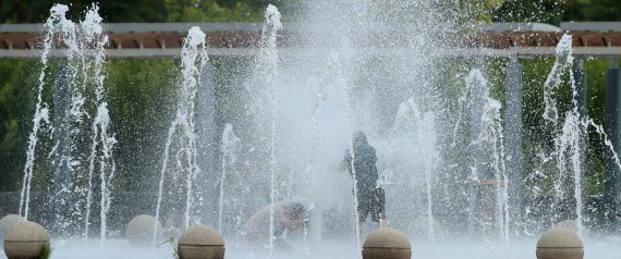 폭염이 전국을 강타한 5일 오후 대구 동구 율하체육공원 바닥분수에서 어린이들이 물놀이를 하며 더위를 식히고 있다. 2022.8.5/뉴스1 ⓒ News1 공정식 기자