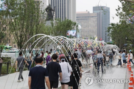 광화문광장에는 77개의 물줄기가 만드는 40m 길이의 '터널분수'를 조성했다. 시민들이 광화문광장에 마련된 터널분수를 거닐고 있다. /사진=연합뉴스