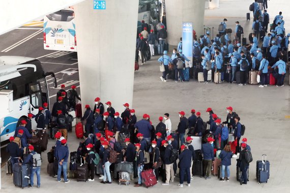 코로나19로 주춤하던 외국인 근로자(E-9·고용허가제)의 입국이 늘고 있다. 지난달 7일 인천공항을 통해 입국한 외국인 근로자들이 버스를 기다리고 있다. 연합뉴스