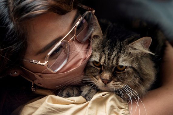 한 여성이 자신의 고양이를 안고 포즈를 취하고 있다. /사진=로이터뉴스1
