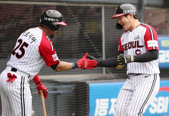 7일 오후 서울 송파구 잠실야구장에서 열린 프로야구 '2022 신한은행 SOL KBO리그' 키움 히어로즈와 LG 트윈스의 경기 2회말 무사 주자 없는 상황 LG 오지환이 키움 애플러를 상대로 1점홈런을 치고 가르시아와 하이파이브를 나누고 있다. 2022.8.7/뉴스1 ⓒ News1 임세영 기자