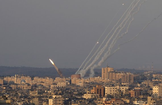 7일(현지시간) 가자지구에서 이스라엘 지역을 향해 로켓이 발사되고 있다.AP연합뉴스