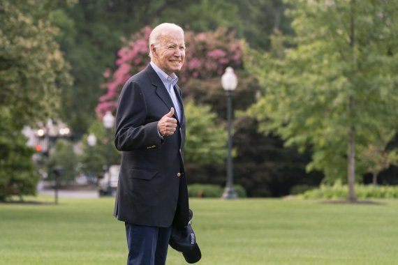 미국의 조 바이든 대통령이 지난 7일(현지시간) 미 워싱턴DC 백악관에서 개인 자택으로 떠나기 전에 엄지를 치켜세우고 있다.AP연합뉴스