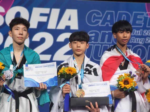 초록우산 아이리더 양희찬(왼쪽에서 두번째)이 세계태권도청소년선수권대회 남자 51kg급에서 금메달을 획득했다. /사진=초록우산어린이재단