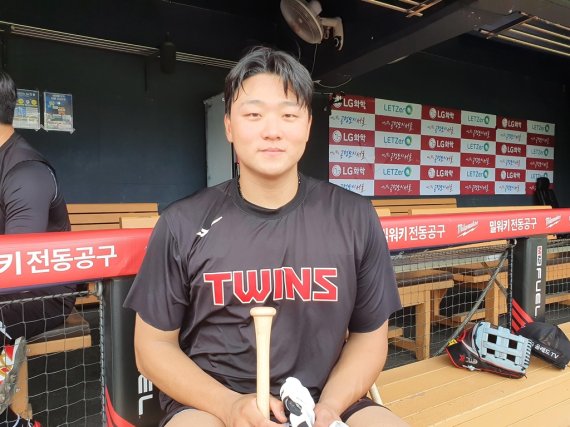 '잠실 빅보이' 이재원 (서울=연합뉴스) 하남직 기자 = LG 트윈스의 젊은 거포 이재원이 7일 서울시 잠실구장에서 취재진과 인터뷰하고 있다.