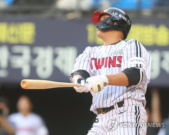 LG 트윈스 이재원 이재원 '크다!' (서울=연합뉴스) 김도훈 기자 = 24일 서울 잠실야구장에서 열린 2022 프로야구 KBO리그 키움 히어로즈와 LG 트윈스의 경기. 3회말 선두타자로 나선 LG 이재원이 솔로홈런을 쳐내고 있다. 2022.5.24 superdoo82@yna.co.kr (끝)