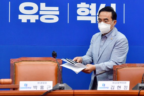 더불어민주당 박홍근 원내대표가 8일 서울 여의도 국회에서 열린 비상대책위원회의에 참석하고 있다. 사진=서동일 기자