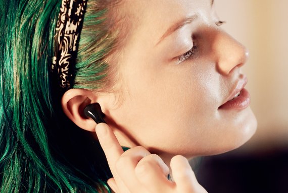 "머리 따라 움직이는 입체음향"...무선 이어폰 'LG 톤 프리' 신제품 출시