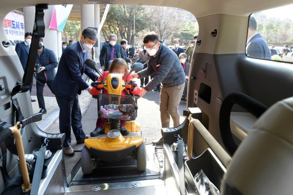 [부산=뉴시스] 지난해 12월23일 부산 사직보조경기장에서 열린 '교통약자 행복도시 부산' 선언식'에서 승객이 장애인 택시에 탑승하고 있다.(사진=부산시 제공) 2022.08.08. photo@newsis.com *재판매 및 DB 금지 /사진=뉴시스