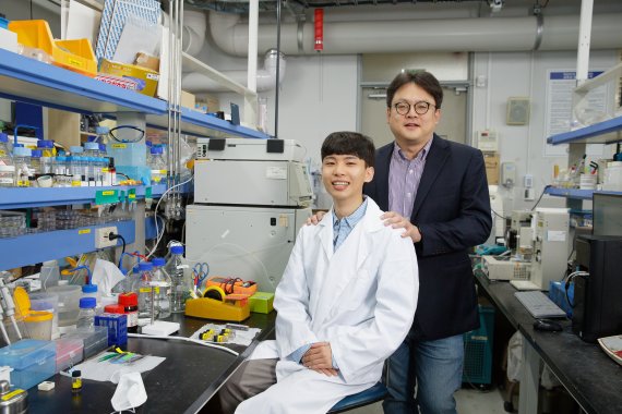 [울산=뉴시스] 구미현 기자 = UNIST 강윤석 연구원과 류정기 교수 (왼쪽부터 차례대로) *재판매 및 DB 금지