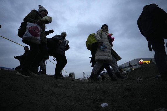 [메디카=AP/뉴시스] 지난3월 2일(현지시간) 우크라이나 난민들이 폴란드 남동부 메디카 국경에 도착하고 있다. 2022.03.03.